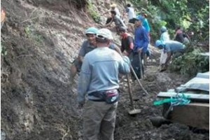 warga Kampung Seklok membersihkan longsoran tanah